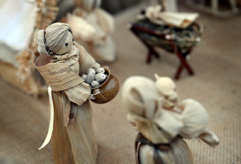 Krippenfigur Frau mit Korb