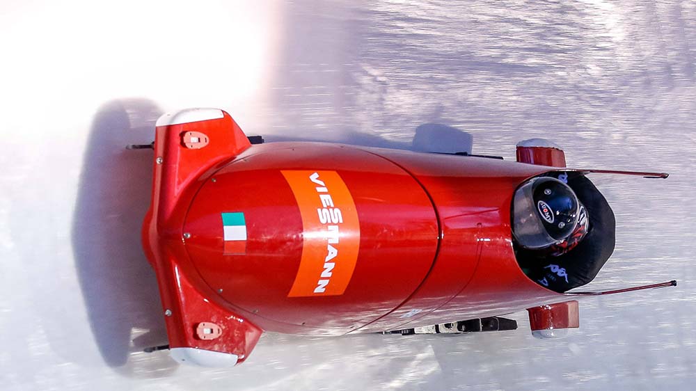 Rotes Bob fährt Bahn herunter