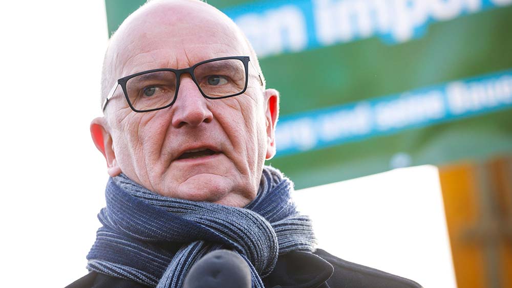 Mann mit Brille und Glatze