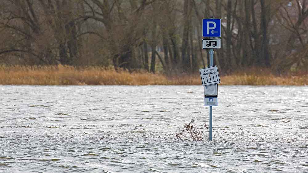Ein Parkplatz steht unter Wasser