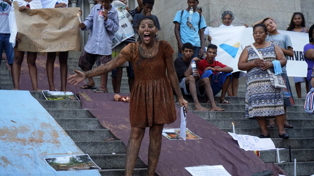 Junge schlammverschmierte Frau steht auf einer Treppe und demonstriert
