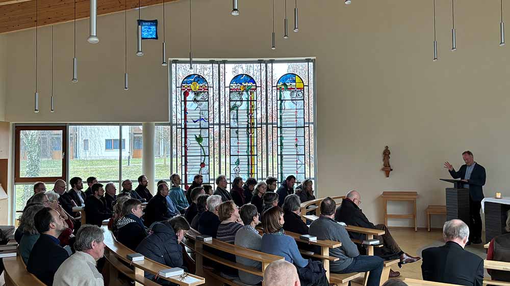 Menschen sitzen in einer Kirche