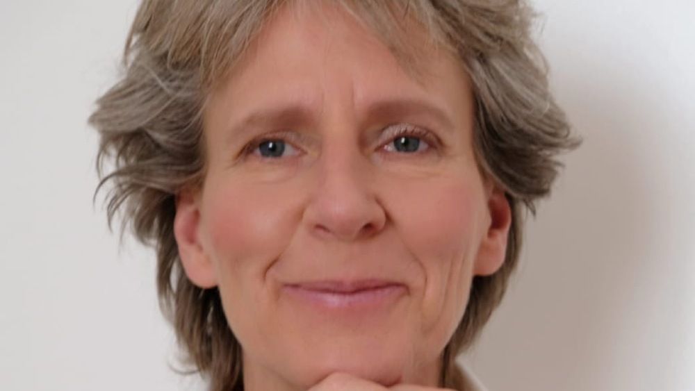 Ältere Frau mit kurzen grauen Haaren