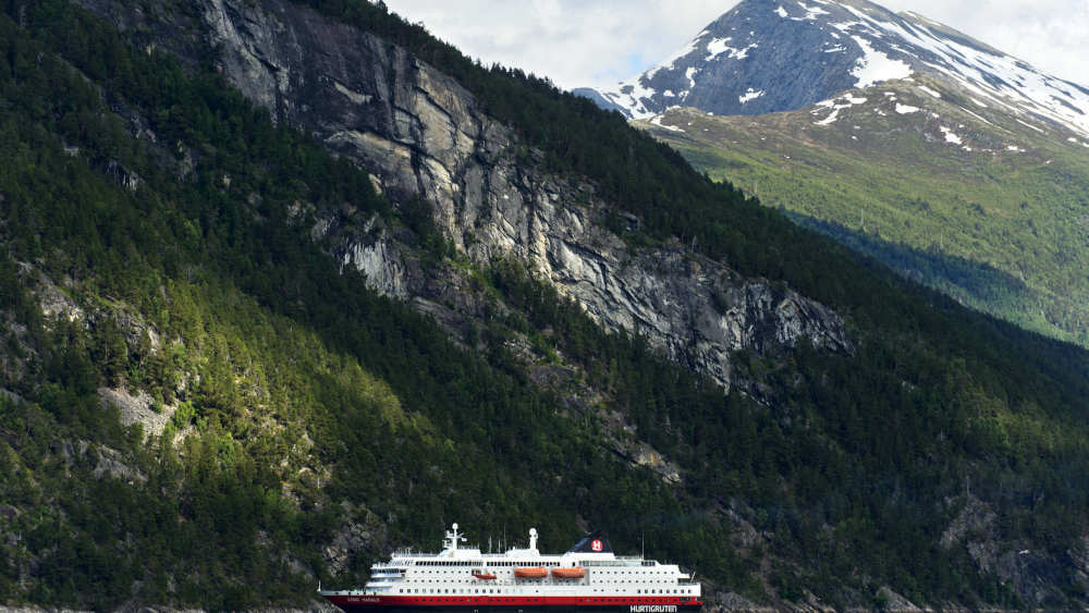 Schiff Kong Harald der Reederei Hurtigruten ASA im Storfjord bei Stranda, Norwegen