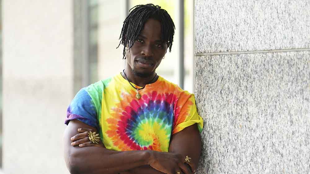 Schwarzer Mann in buntem T-Shirt