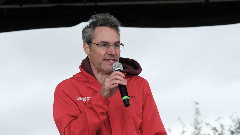 Christoph Bautz, Geschäftsführer Campact, spricht auf einer Demo gegen Rechtsextremismus