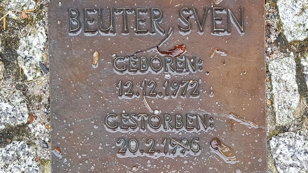 Gedenktafel mit dem Namen Sven Beuter