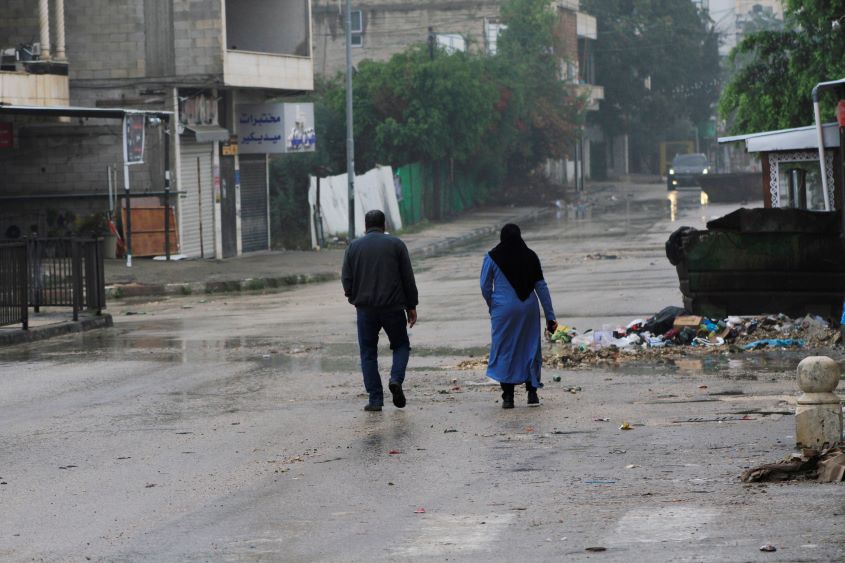 Zwei Menschen laufen auf einer leeren Straße