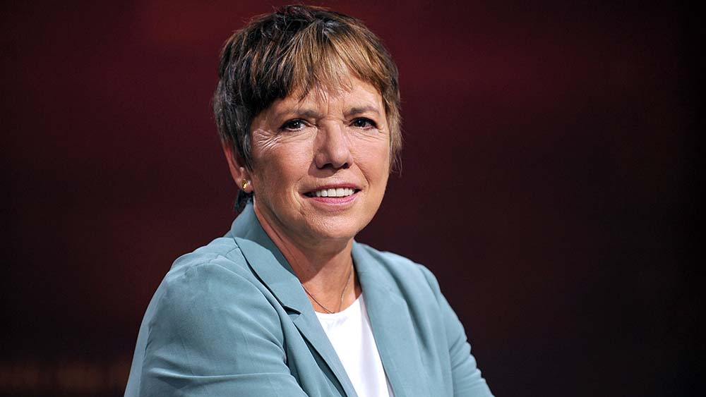 Frau mit kurzen Haaren und hellblauem Blazer