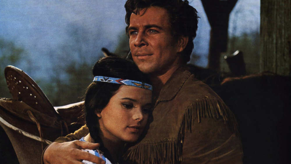 Mann hält junge Indianerin im Arm (Filmszene)
