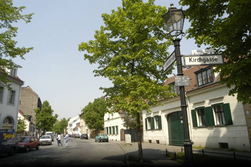 Einstöckiges Haus mit einem Baum davor