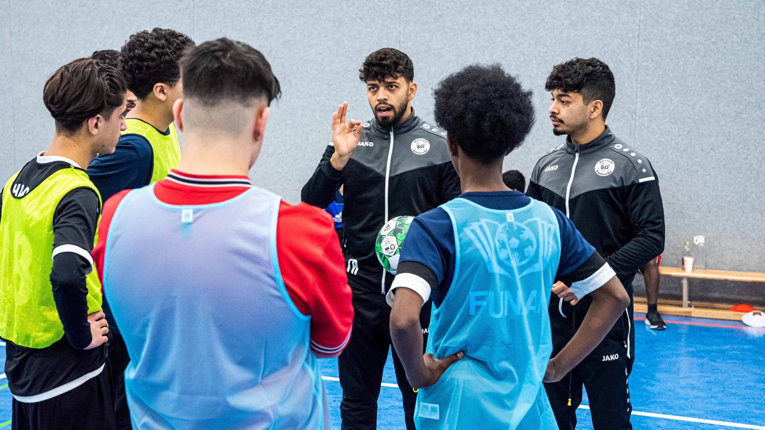 Die Brüder Ainullah und Omid Moradi in der Sporthalle der Grundschule