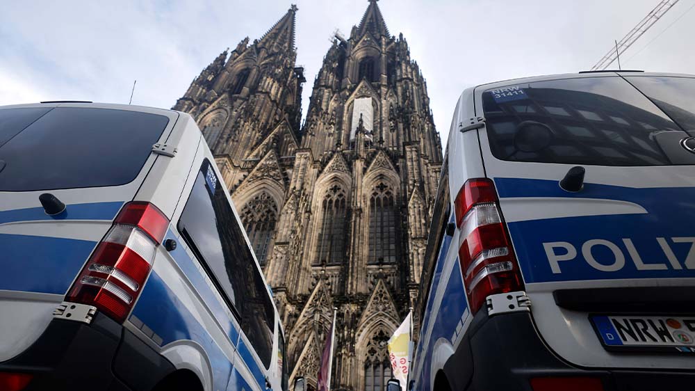 Zwei Polizeiwagen vor dem Kölner Dom