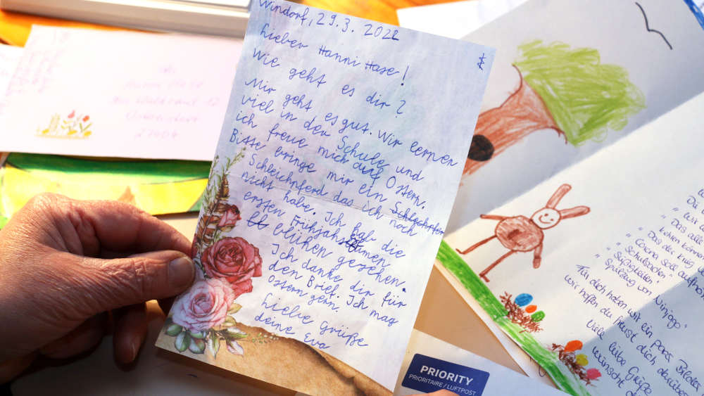 Es geht in den oft liebevoll mit Zeichnungen, Gedichten und Basteleien geschmückten Briefen um kleinere und größere Geschenke für das Osternest