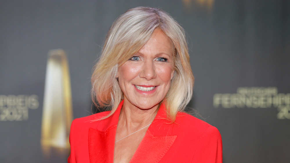 Blonde Frau in roter Jacke