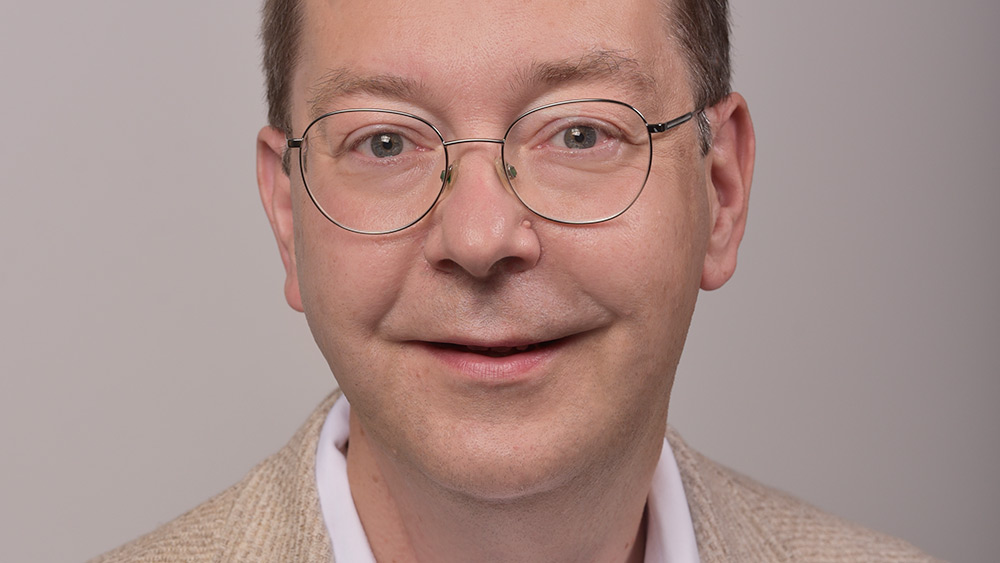 Mann mit Brille lächelt