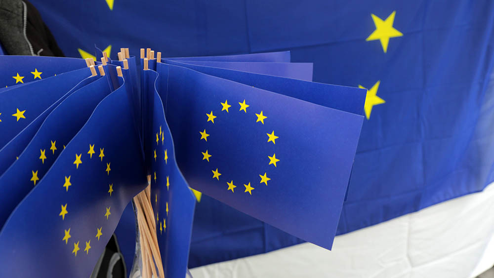 Mehrere blaue Papier-Fahne mit dem EU-Symbol aus gelben Sternen