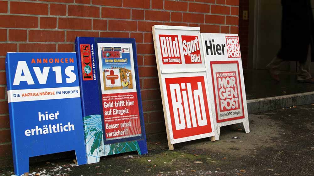 Ein Aufsteller macht Werbung für die Mopo