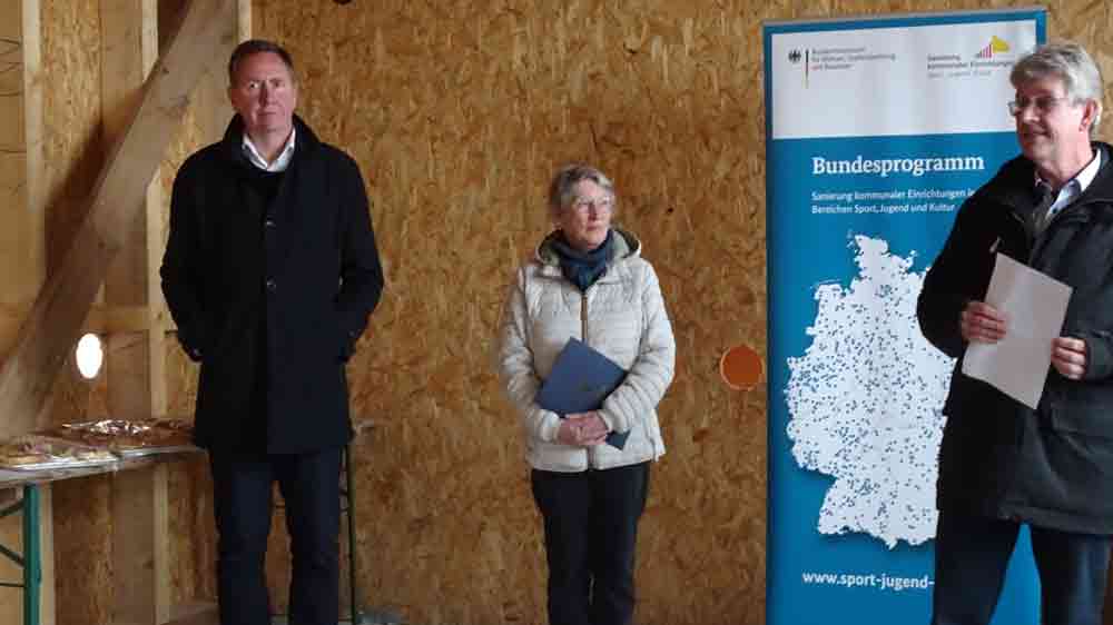 Der Parlamentarische Staatssekretär für Vorpommern und das östliche Mecklenburg, Heiko Miraß, Pastorin Ulrike Weber und der Bürgermeister der Stadt Sassnitz, Leon Kräusche, im Innern des Gemeindehauses beim Richtfest Anfang April.