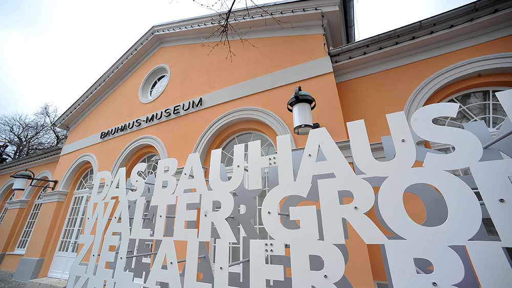 Orangefarbenes Gebäude, auf dem "Bauhaus-Museum" steht
