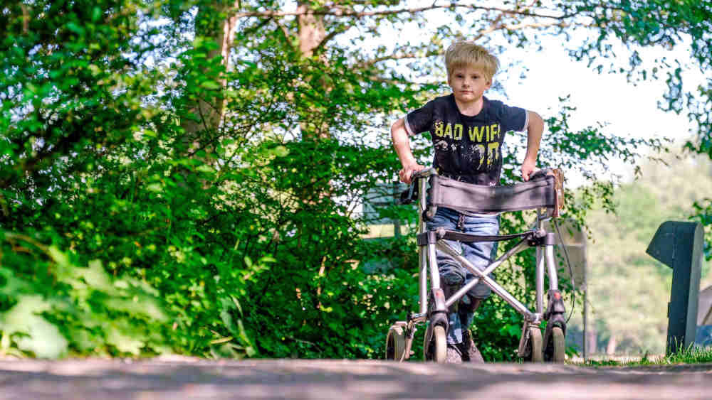 Jeremey (9) hat einen seltenen Gendefekt und ist auf einen Rollator angewiesen