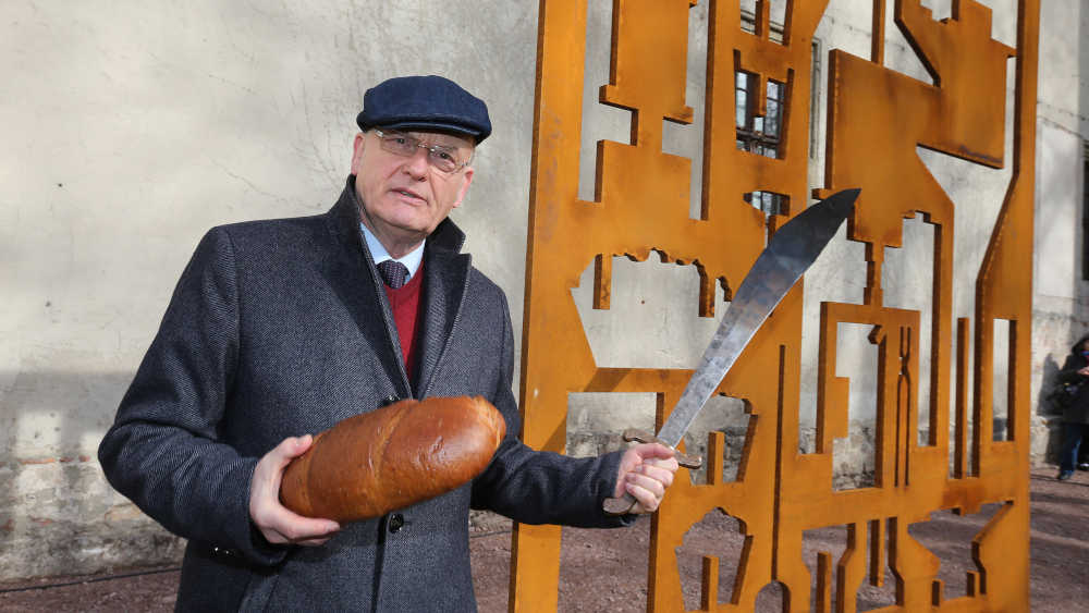 Die Skulptur "Schwerter zu Pflugscharen"