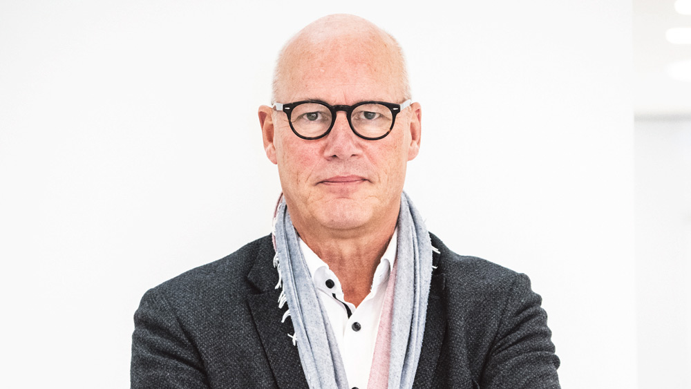 Mann mit Glatze und Brille im Porträt