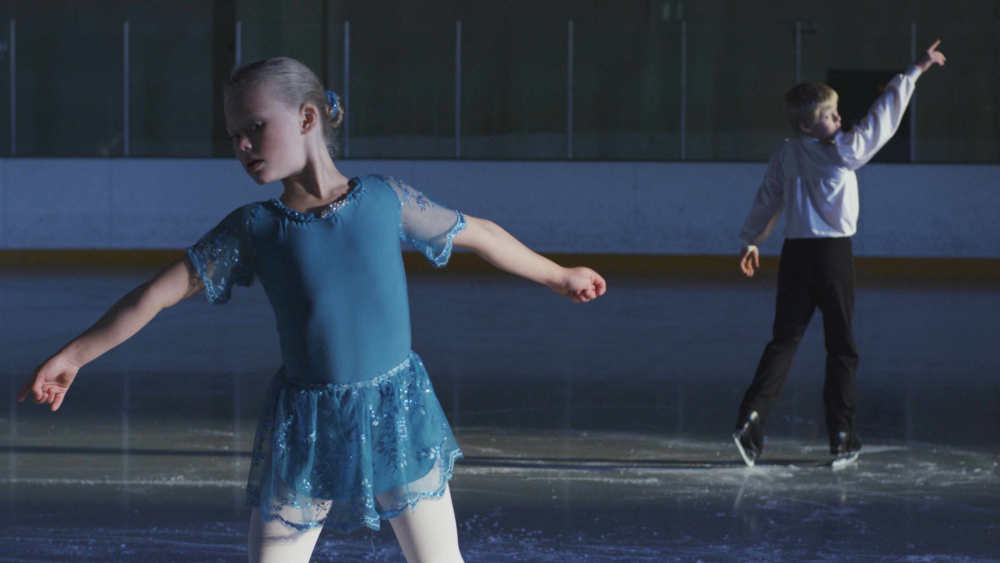 Junge und Mädchen tanzen