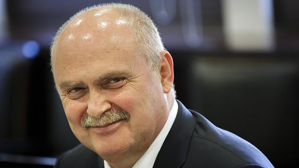 Mann mit Halbglatze und Anzug