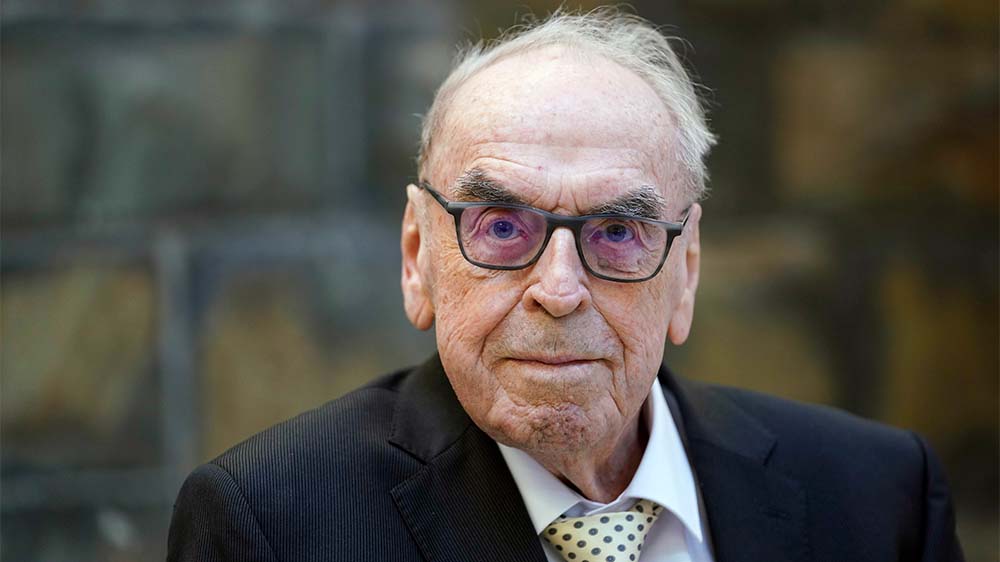 Der evangelische Theologe Jürgen Moltmann. Ein alter Mann mit wenigen weißen Haaren und einer Brille