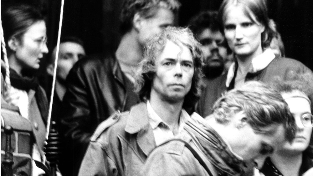 Mann, im Hintergrund andere Personen