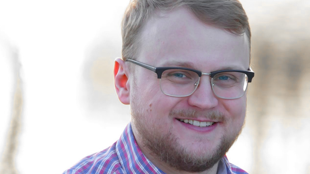 Lächelnder Mann mit Brille