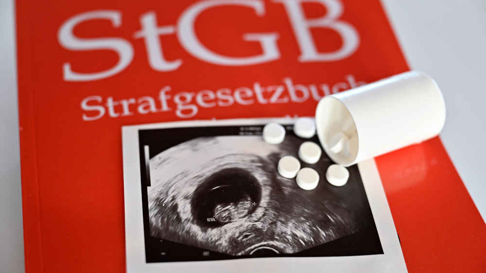 Ein Ultraschallbild mit Tabletten auf einem Strafgesetzbuch