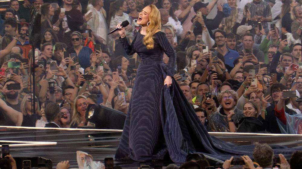 Sängerin Adele in München vor Publikum