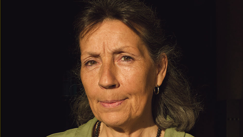 Frau mit dunklen Haaren