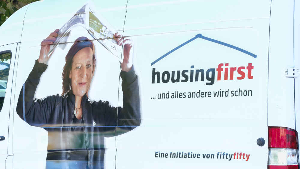 Frau hält Zeitschrift über ihren Kopf