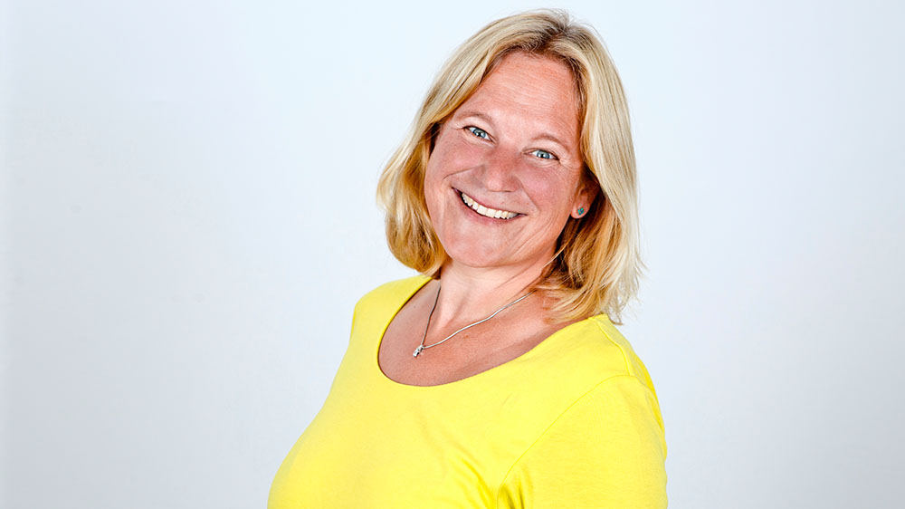 Blonde Frau mit gelbem T-Shirt