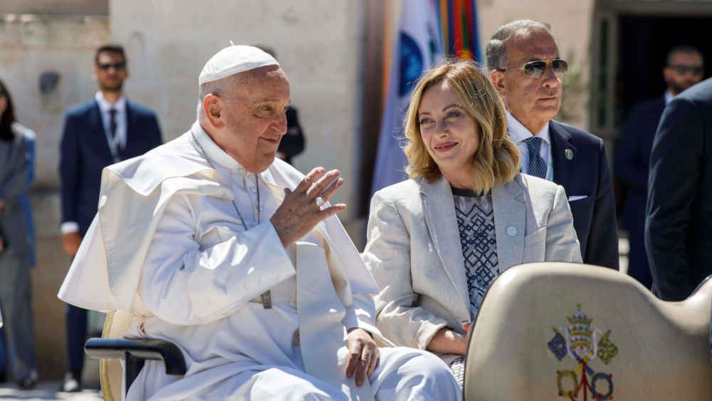 Premierministerin Giorgia Meloni fährt mit Papst Franziskus in einem Golfwagen