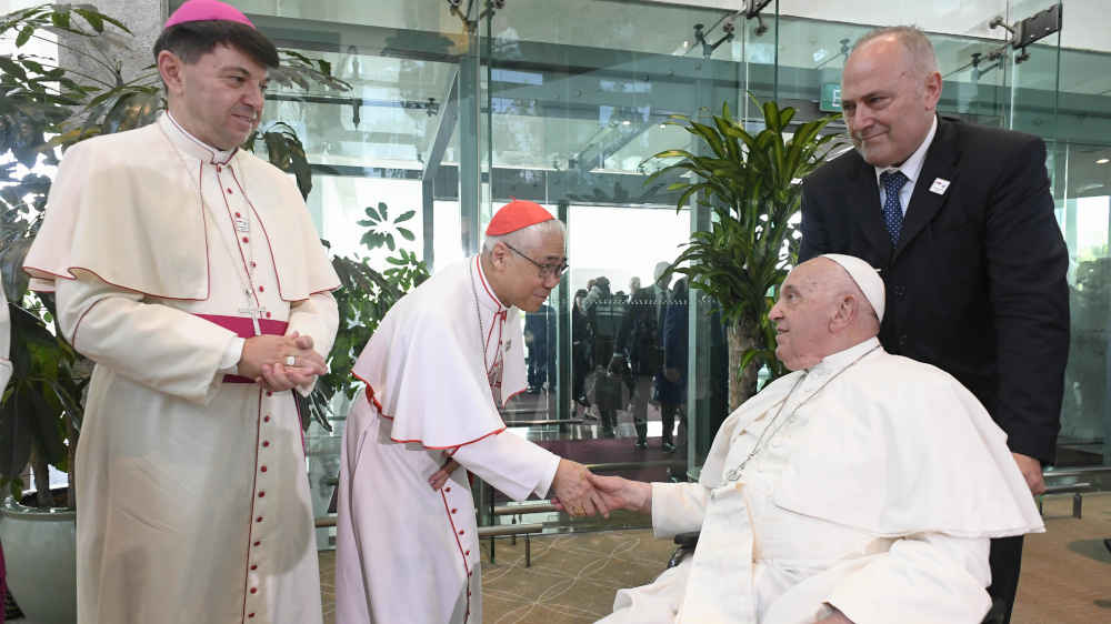 Papst Franziskus begrüßt Singapurs Kardinal William Goh