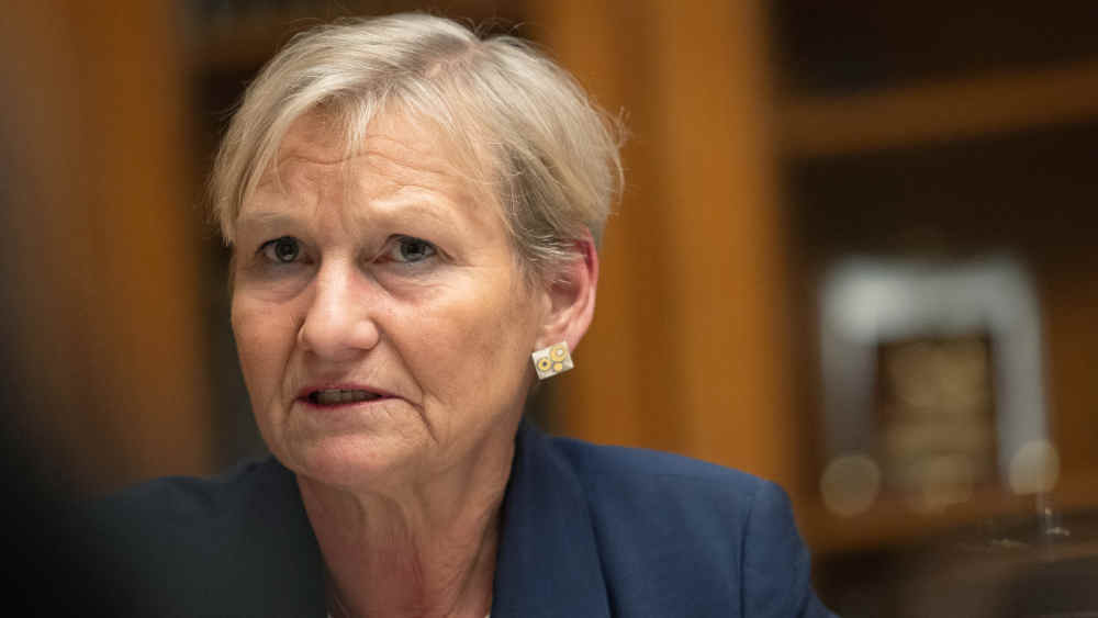 Ältere Frau mit kurzen blonden Haaren