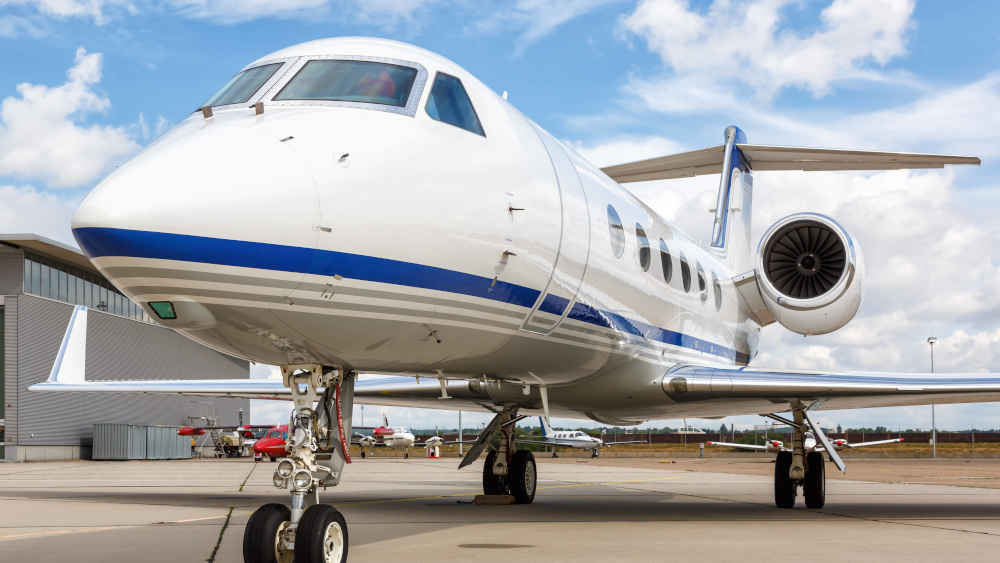 Privatjet steht auf den Rollfeld