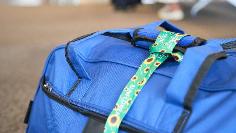 Sonnenblumen-Schlüsselband an blauem Koffer