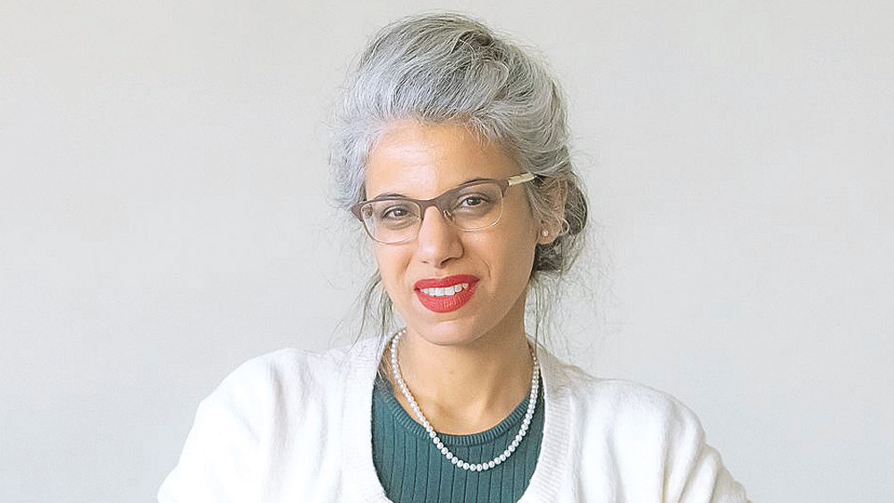 Lächelnde Frau mit grauen Haaren und Brille