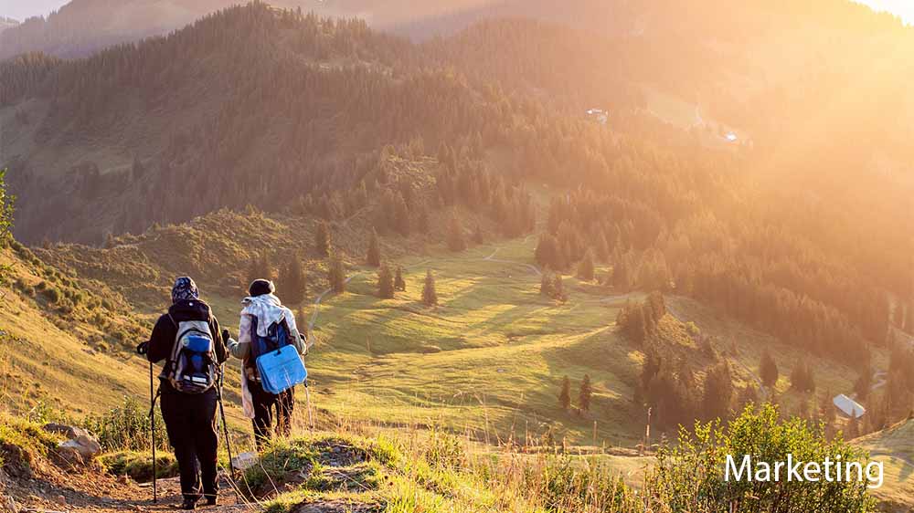 Ein Paar beim Wandern in den Bergen