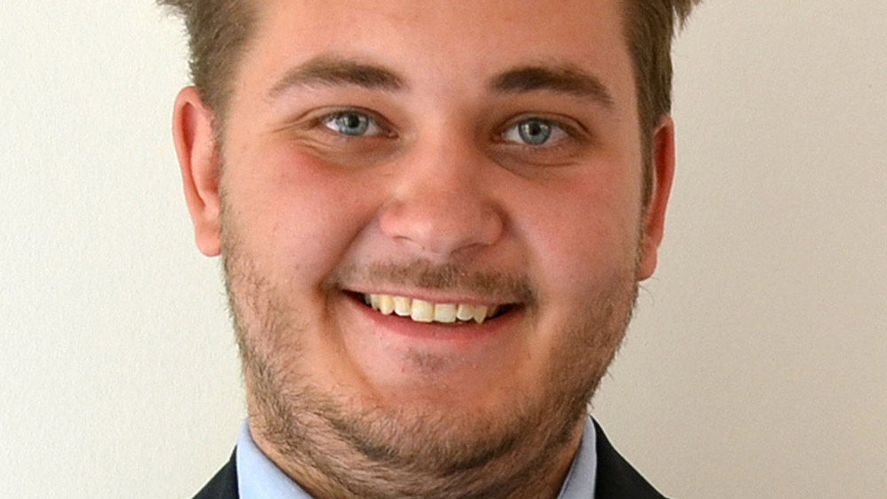 Ein junger Mann, der lächelt