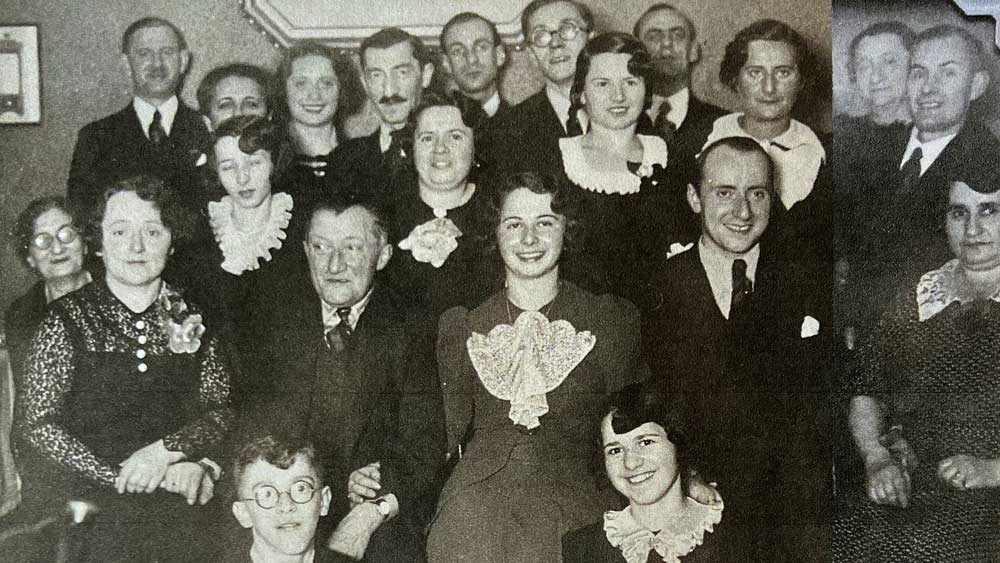 Altes Gruppenfoto einer Familie auf einer Feier