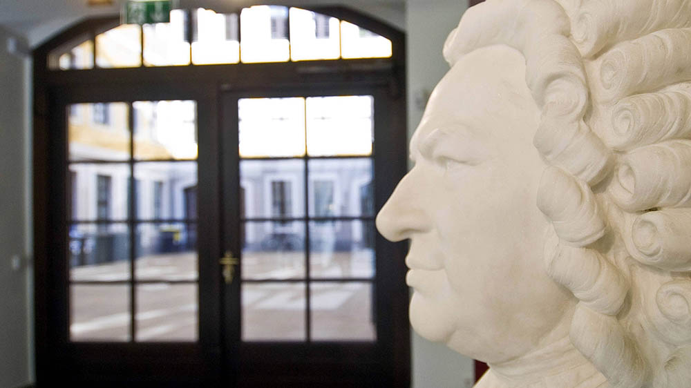 Weiße Büste vor einer Tür mit Glas