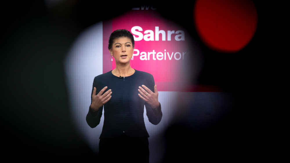 Politikerin Sahra Wagenknecht redet bei einer Pressekonferenz