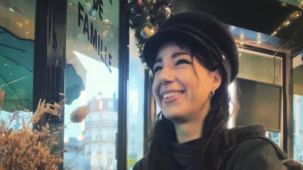 Frau mit Hut in einem Café.