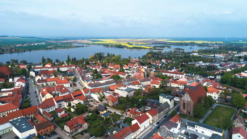 Stadt mit roten Dächern von oben